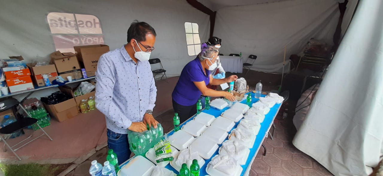 Personas entregando comida