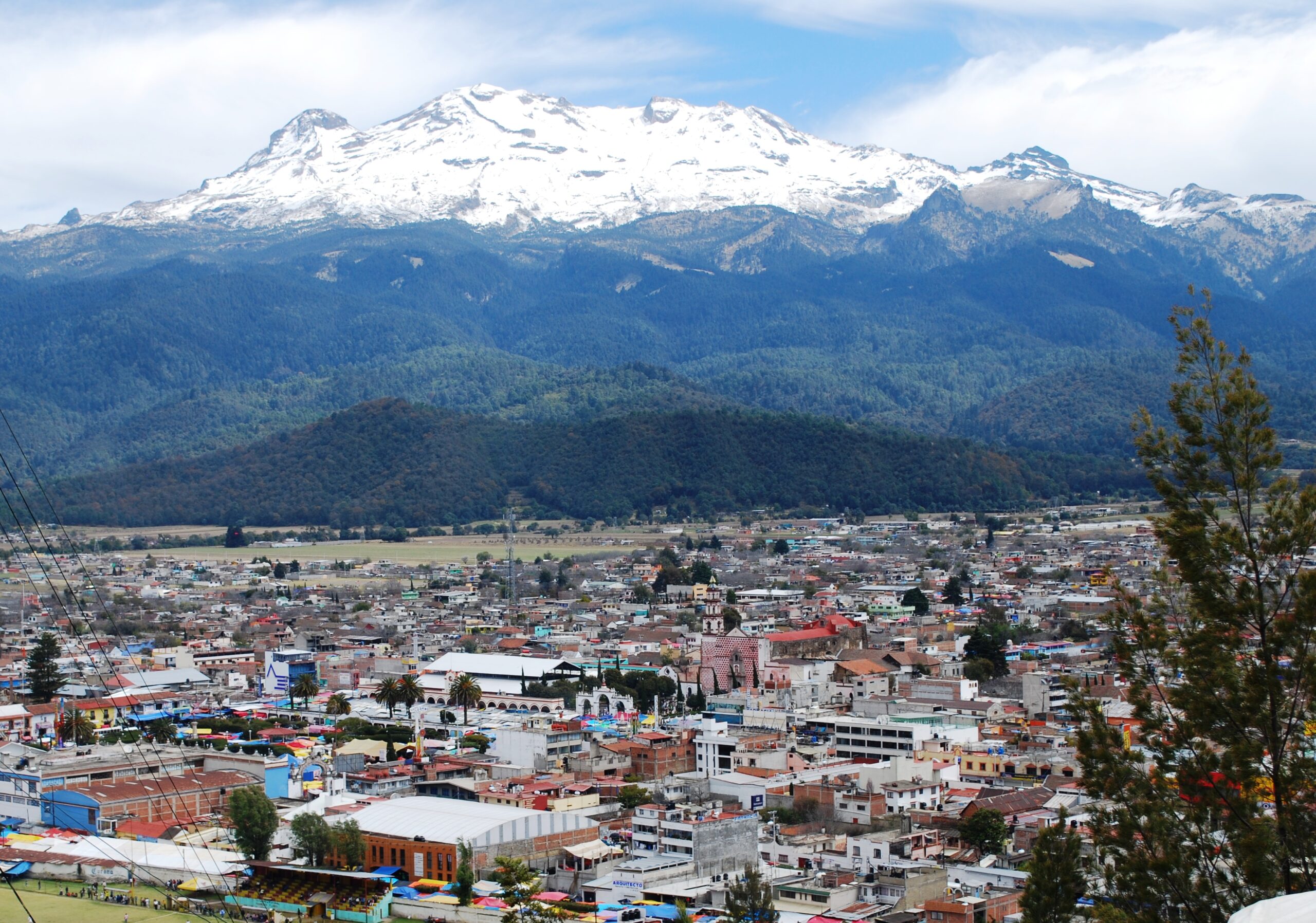 Calles y avenidas de Amecameca son sanitizadas para evitar contagios