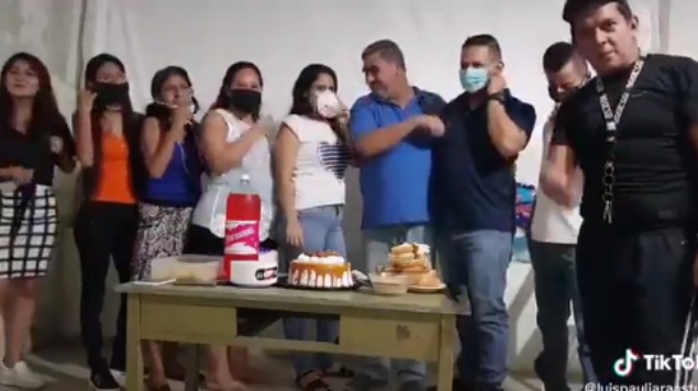 “Nosotros confiamos en Dios”: Familia se graba rompiendo sana distancia