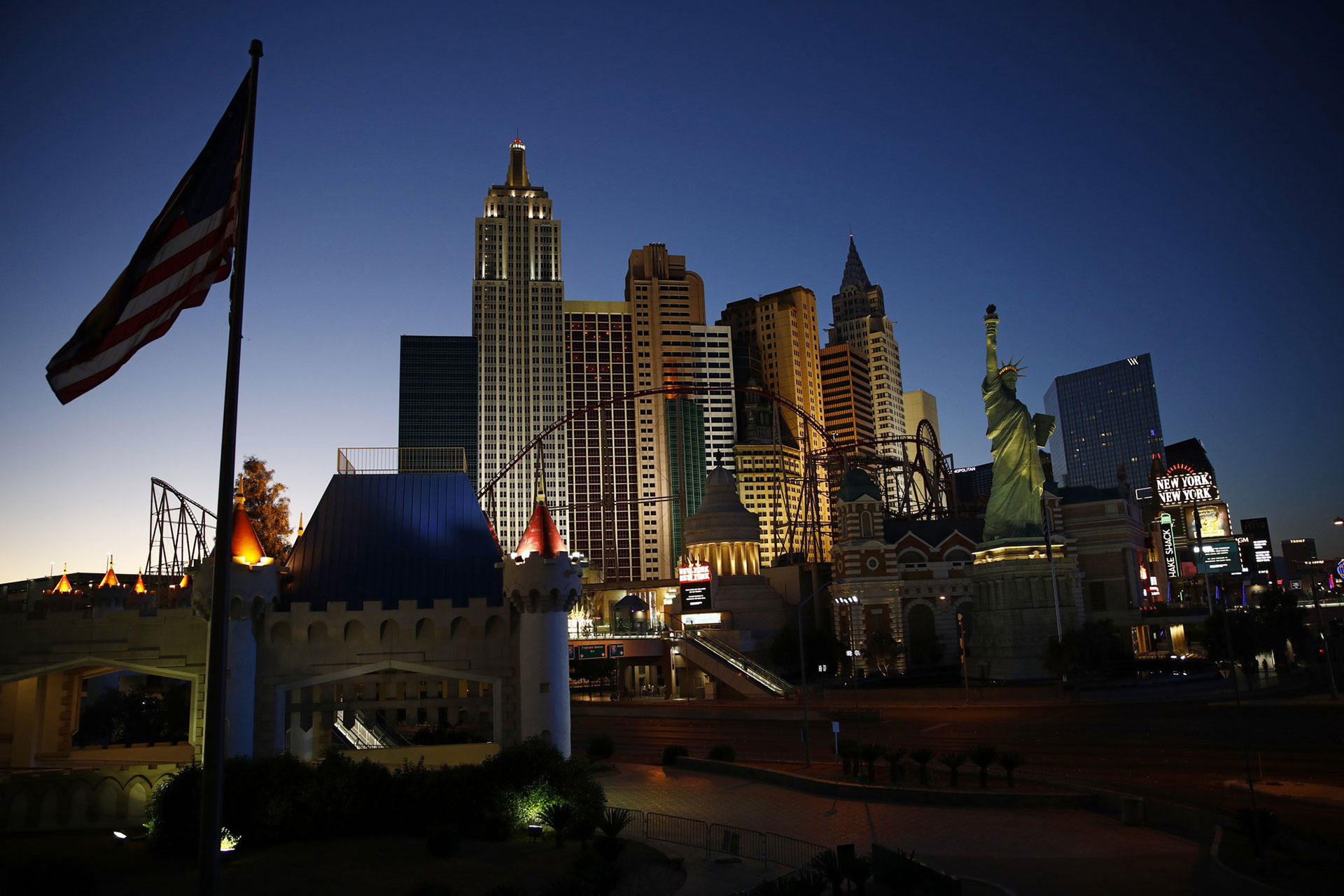 El sol se pone a lo largo del Strip de Las Vegas, desprovista de las multitudes y el tráfico habituales después de que los casinos y otros negocios continúen cerrados debido al coronavirus, el martes 28 de abril de 2020 (Foto AP / John Locher)