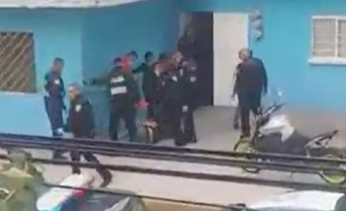 VÍDEO | Policías intentan detener a narcos en la CDMX… vecinos nos los dejan