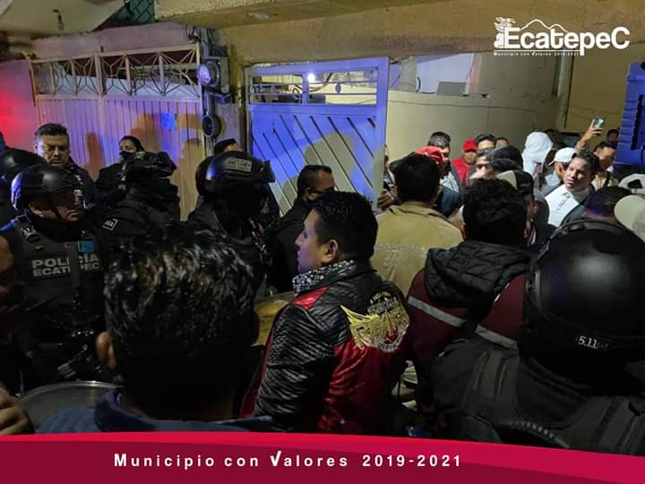 De nuevo Ecatepec rompiendo la cuaretentena, con todo y mariachis, no les hacen caso a AMLO, a Gatell ni a su madre!!