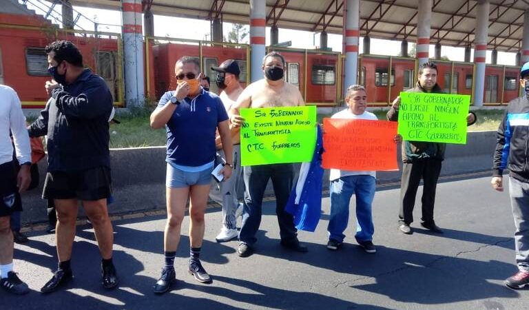 Taxistas se manifiestan en Ecatepec para pedir apoyos
