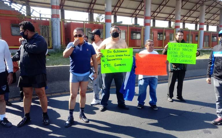 Taxistas se manifiestan en Ecatepec para pedir apoyos