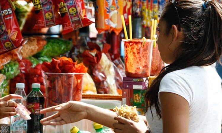 Mexicanos gastan más del 30% de su salario comprando papitas