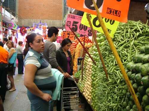 Letreros de Sana Distancia solo adornar la central de abastos de Ecatepec