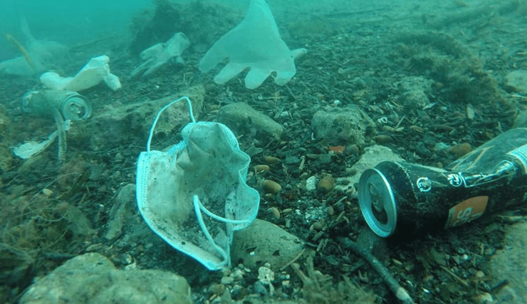 Al mar, miles de cubre-bocas y guantes usados contra Covid19