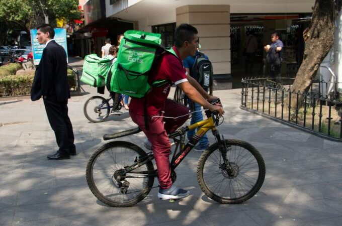 Secuestran a repartidores de comida para asaltar a sus clientes