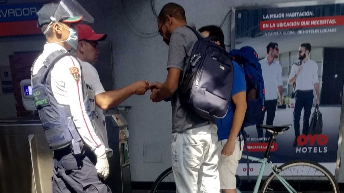 Hombre es captado cobrando la entrada del metro Chabacano 