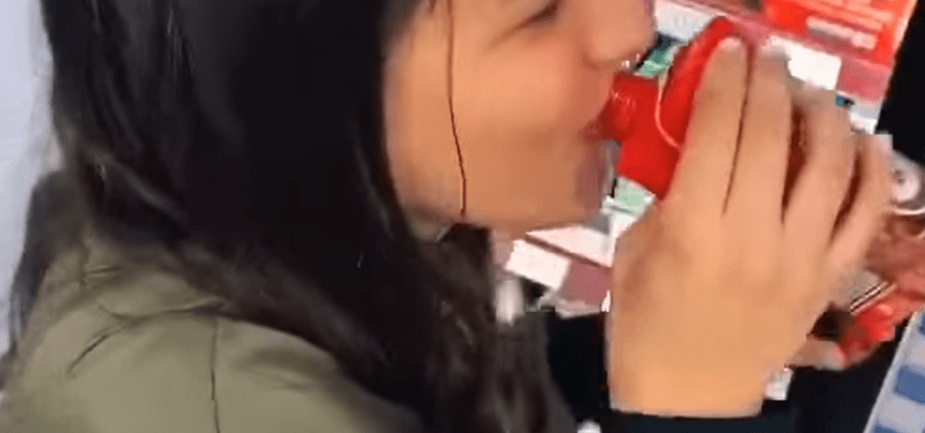 Así escupe esta niña en la bebidas en refrigeradores en México