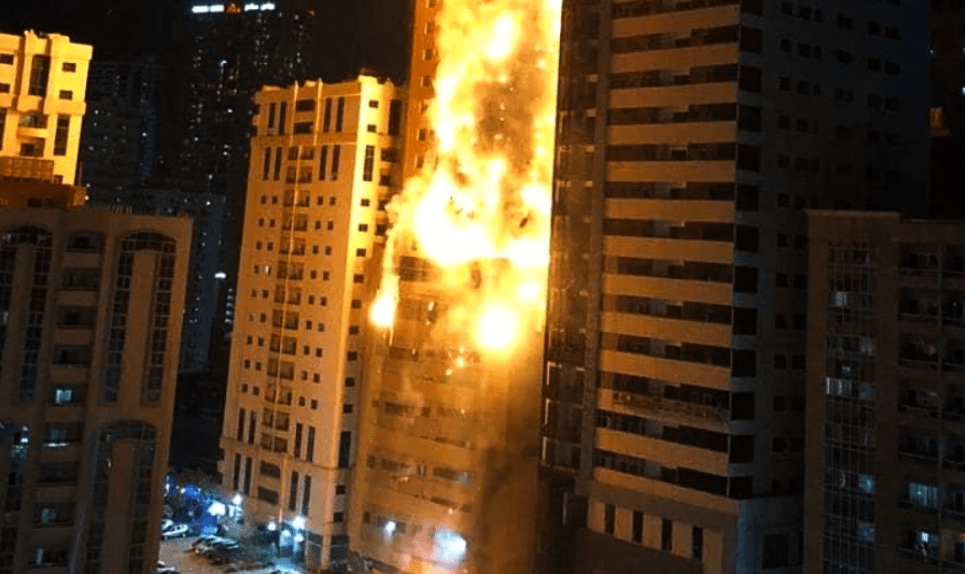 Así se incendió la Torre Abbco de 48 pisos anoche en los Emiratos Árabes Unidos