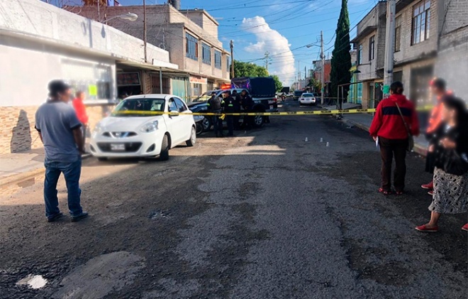 Hombre cae muerto mientras caminaba en Ecatepec