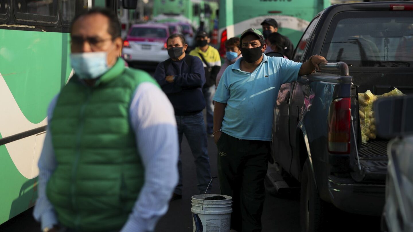 Personas y camión