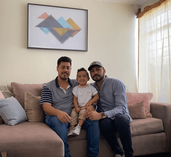 Ellos son la primera pareja gay que adopta un niño en Guanajuato