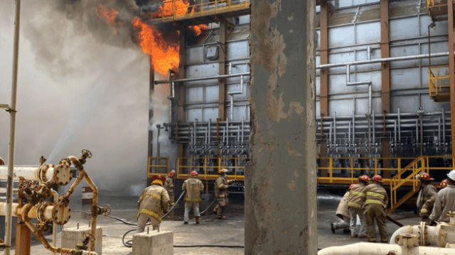 Incendio en refineria de Pemex en Oxaca