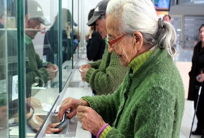 Adultos mayores cobrando su pension en horarios especiales