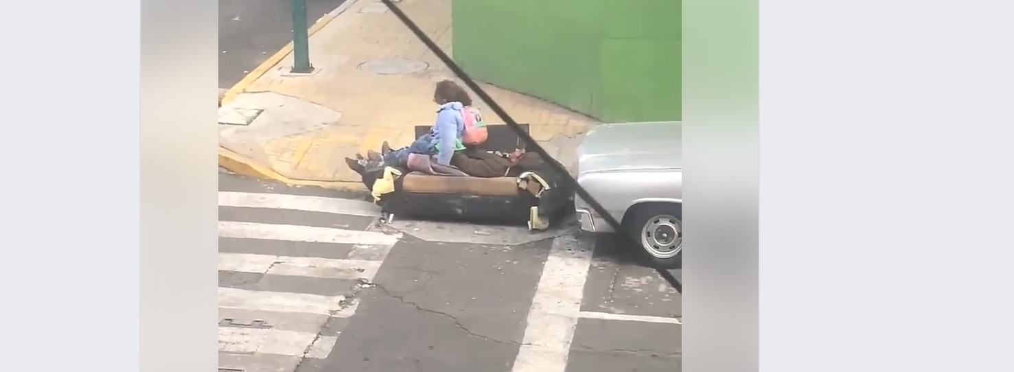 Indigentes aprovechan sillón y hacen el amor en calles de CDMX