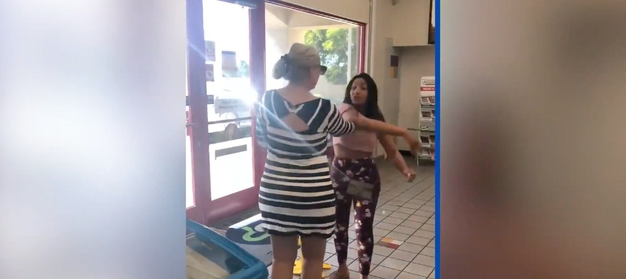 VIDEO | Mujer le da cachetada a una racista en tienda de Estados Unidos