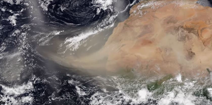 Nube de polvo del Sahara se ve desde el espacio y se acerca a México