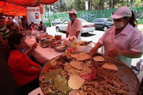 Puesto de comida en algún lugar de la ciudad