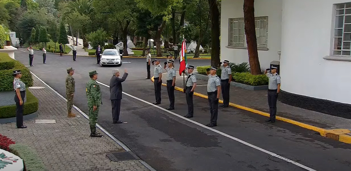 Viaja AMLO en el Jetta a evento oficial y fastidia a la oposición