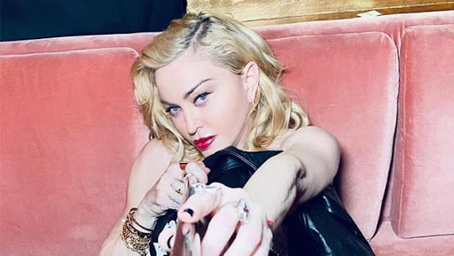 Madonna escandaliza con ‘selfie’ semidesnuda