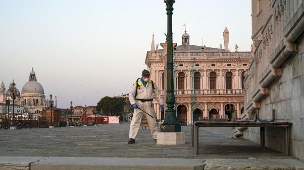 Incertidumbre en el mundo tras endurecimiento de reglas por COVID19, no cede