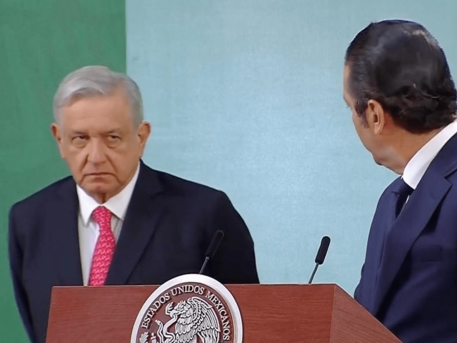 “¿Quieres contestar?”: el bochornoso momento en que López Obrador intentó rescatar a Pancho Dominguez, acorralado por el videoescándalo