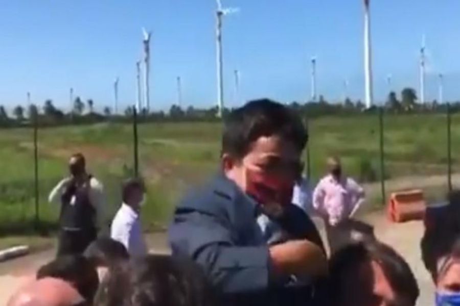 Vídeo | Bolsonaro carga a hombre bajito pensando que era un niño