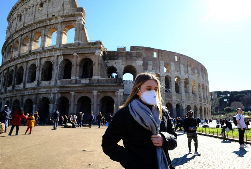 Italia vuelve a cerrar discotecas y convierte en obligatorio cubrebocas