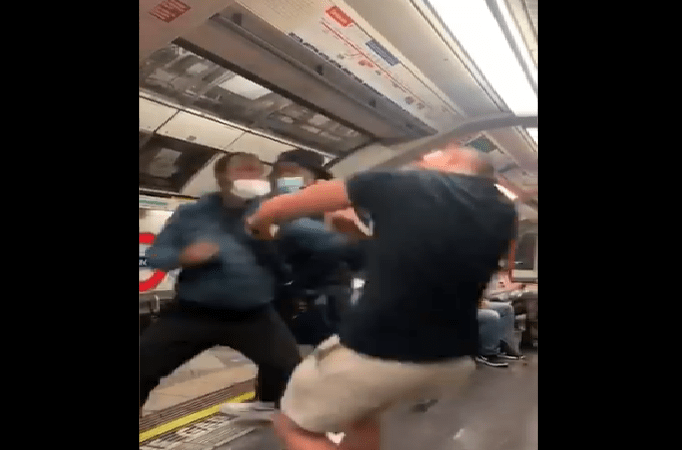 Vídeo | Racista insulta a grupo de afroamericanos; termina noqueado
