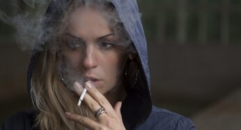 Galicia y las Canarias prohiben el fumar en público por contingencia