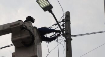 Se colocan luminarias en colonias de difícil acceso de Ecatepec