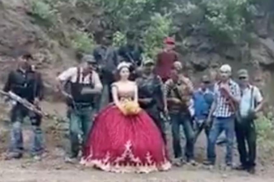VÍDEO | Quinceañera posa en foto con 10 sicarios armados