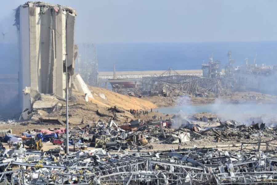 Hallan señales de vida bajo escombros en Beirut a 30 días de explosión