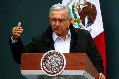 “Mucho pueblo para tan poco dirigente”: AMLO critica disputas en su partido