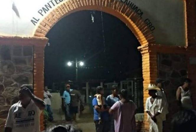 Pobladores tiran puertas de panteones para evitar cierre