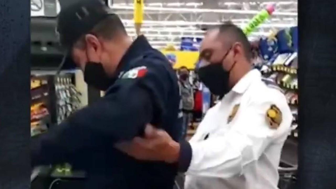 Policía de Neza robando