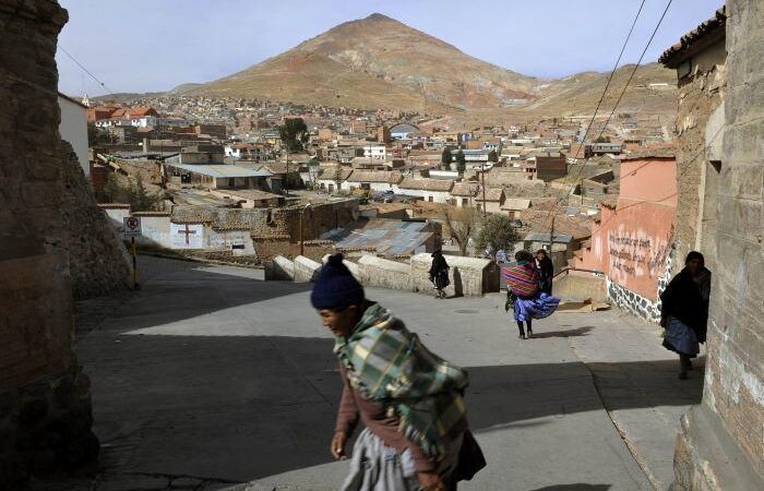 Una madre obligo a su hijo a comer excremento por revelar infidelidad a su padre