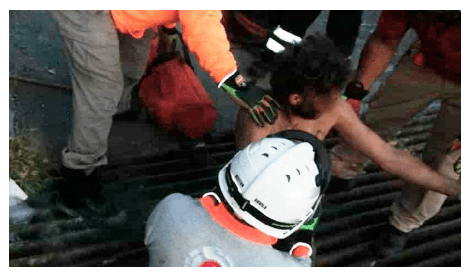 Rescatan a hombre en MX que se atoro en una alcantarilla