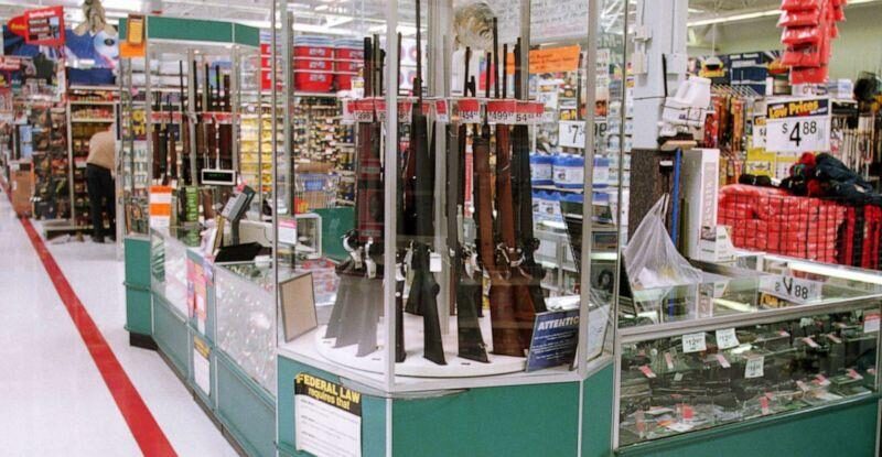 Vuelven armas y municiones a Walmart