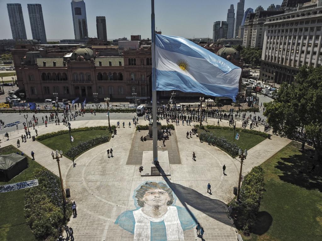 Honores y fervor futbolero en emotiva despedida al ídolo Maradona