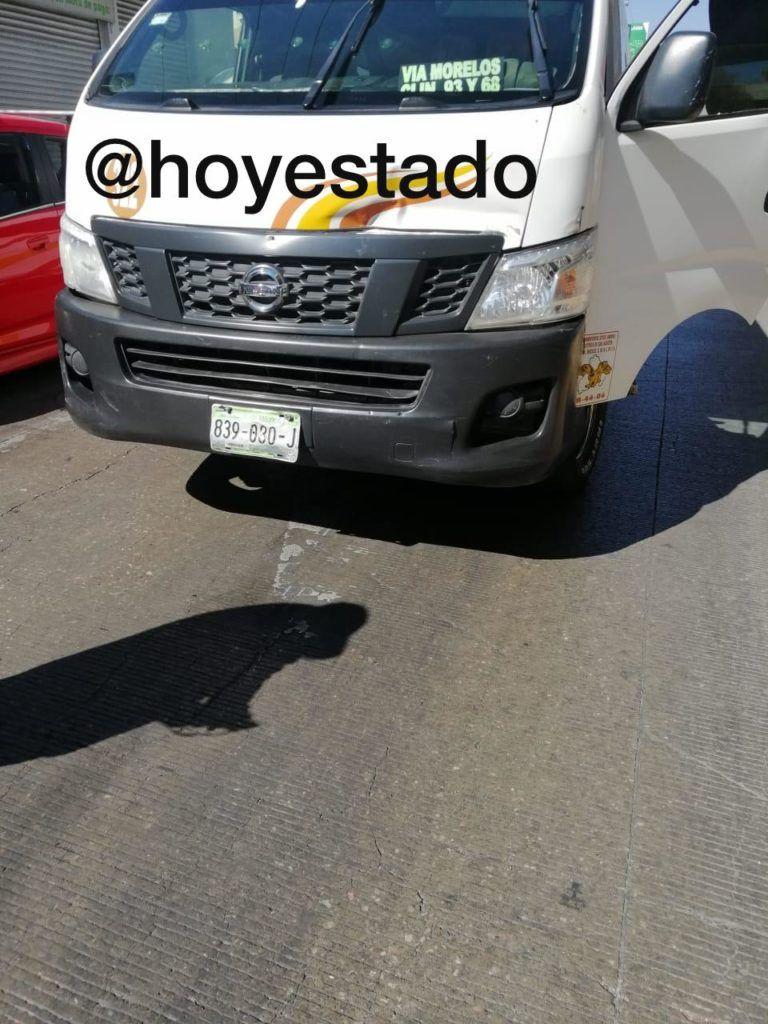 Abuelito intenta cruzar la avenida y lo arrolla una combi en Coacalco