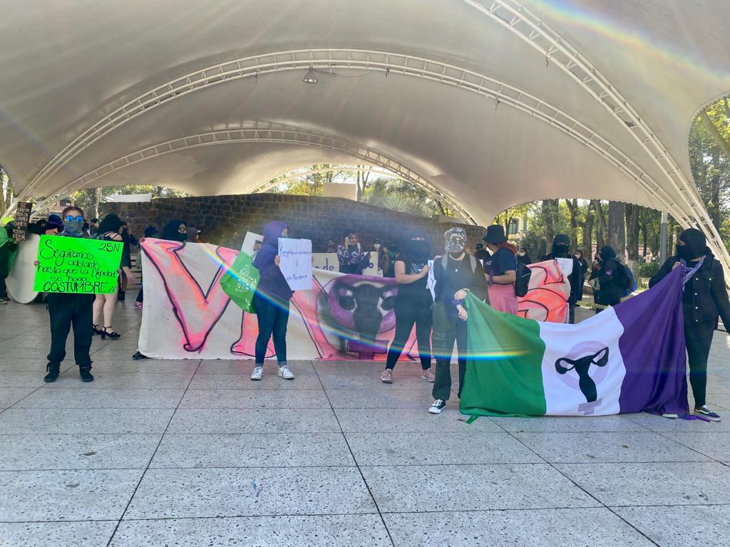 Video: Feministas protestan frente a la Secretaría de la Mujer en Toluca