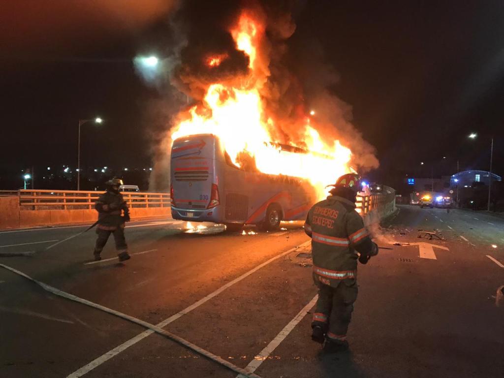 PÁNICO: ¡Quedaron puras cenizas!, autobús de pasajeros se incendió tras choque en la México-Pachuca