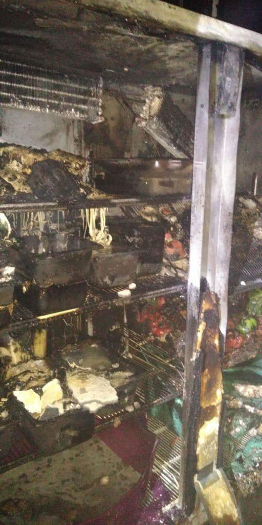 Se incendia local de comida rápida en Plaza Sendero Ecatepec