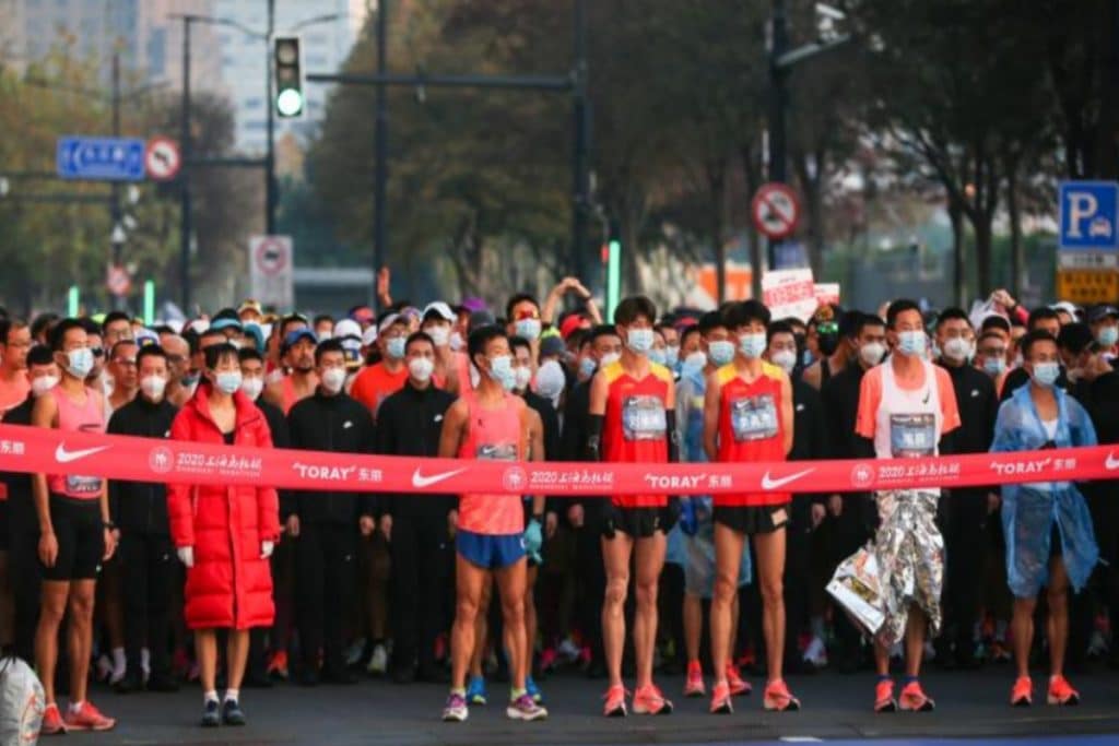 Miles de corredores salen a maratón de Shanghái pese a Covid-19