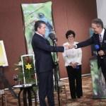 Entregó Rutilio Escandón Premio Quetzal a Rómulo Farrera