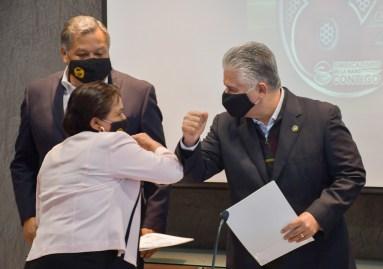 Encabeza Herminio Cahue entrega de oficios de liberación de plazas