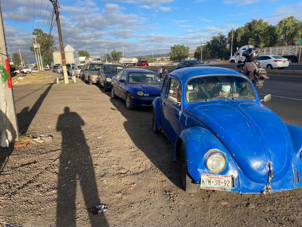 Mexiquenses hacen largas filas en último día para verificar autos con terminación 9 y 0